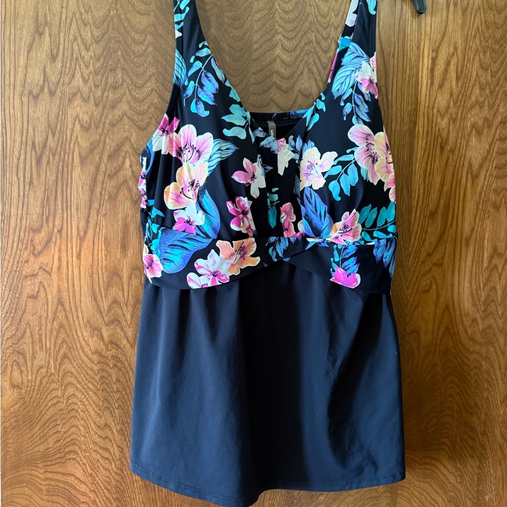 LANDS END PLUS SIZE BLACK & FLORAL SWIM TOP